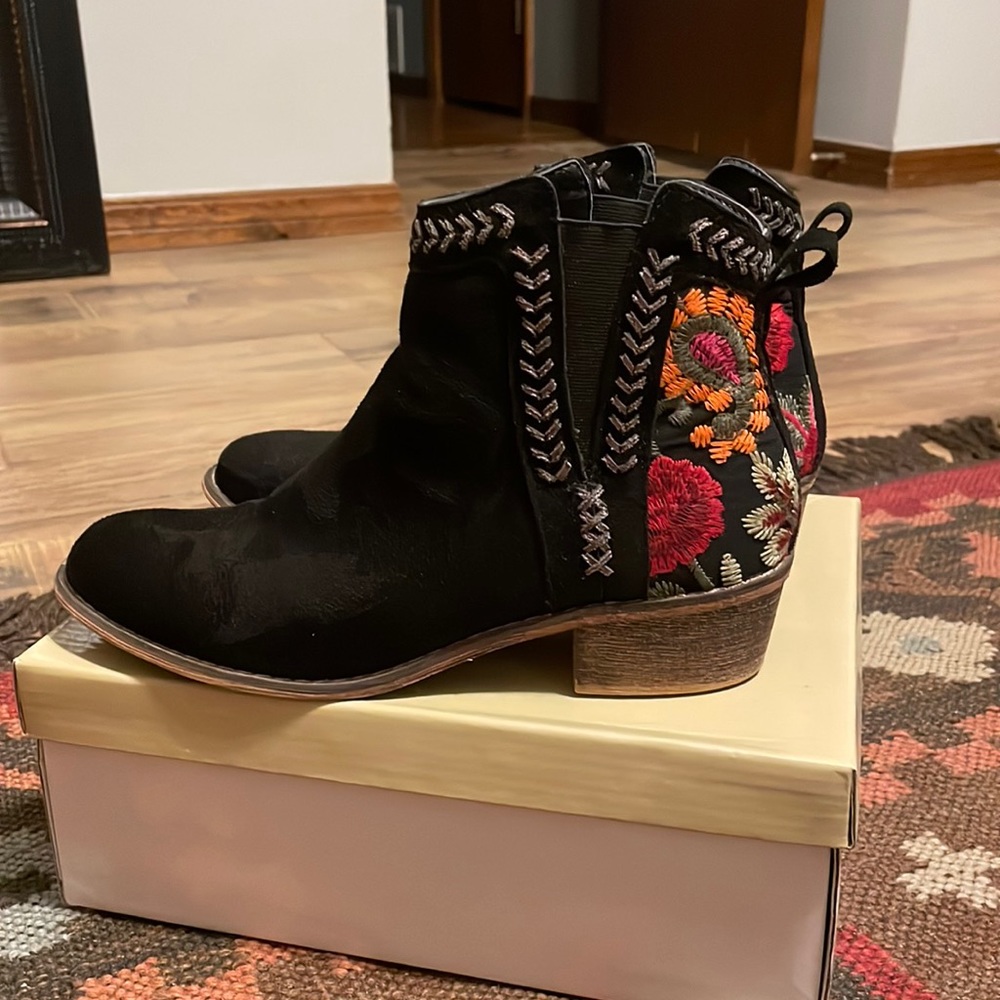 Black booties (embroidered)